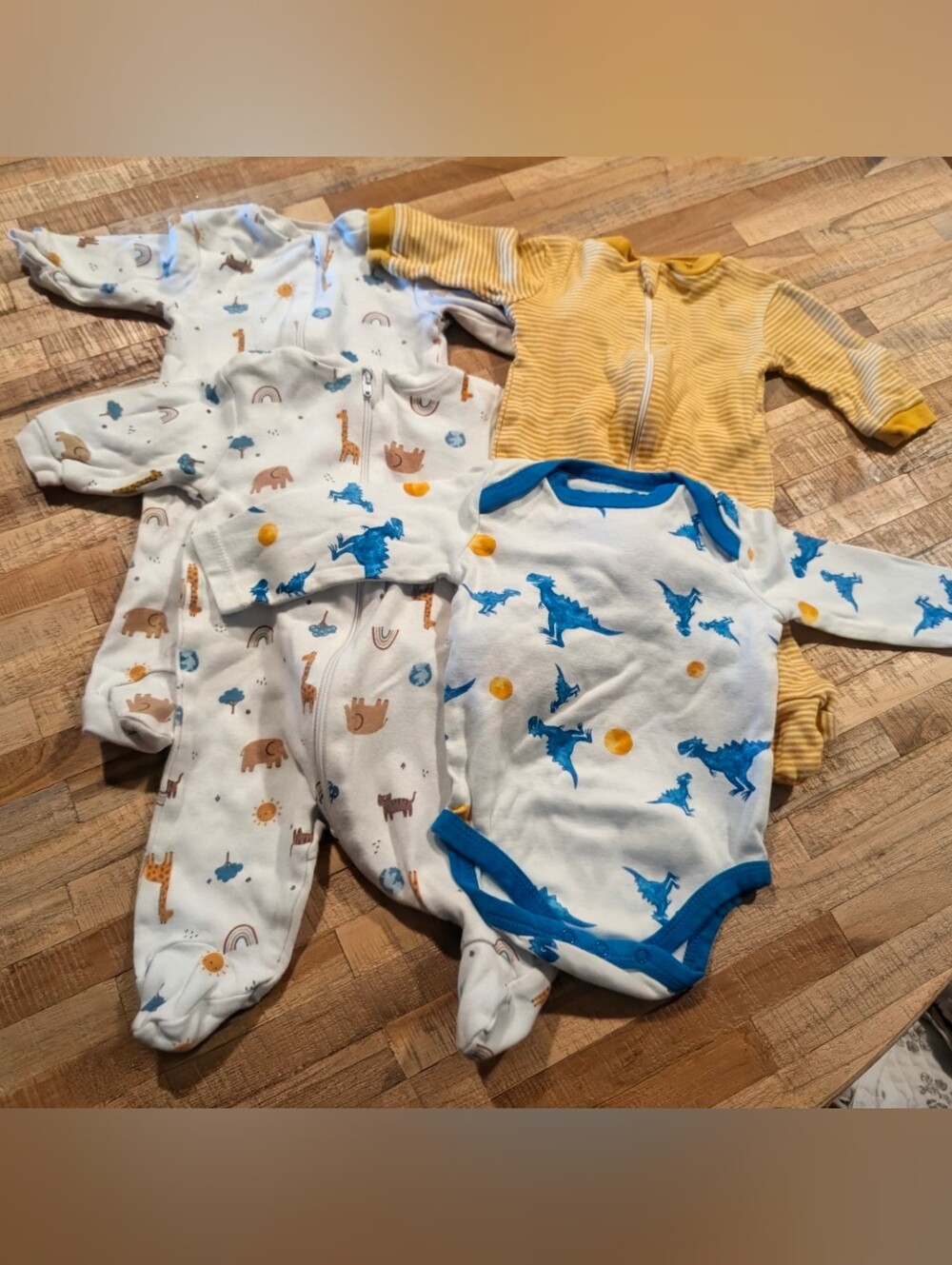 🦕 Adorable 3-Piece Baby Clothing Bundle! 🦒